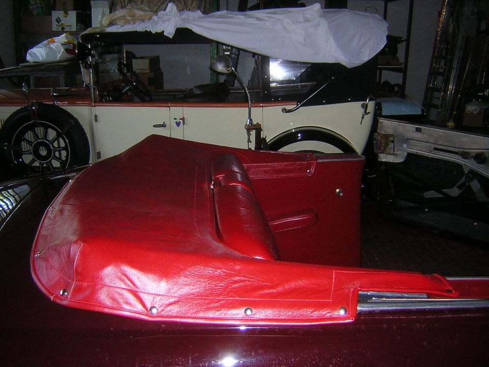 Alfa Romeo 1900 Stabilimenti Farina – the red leather hood cover