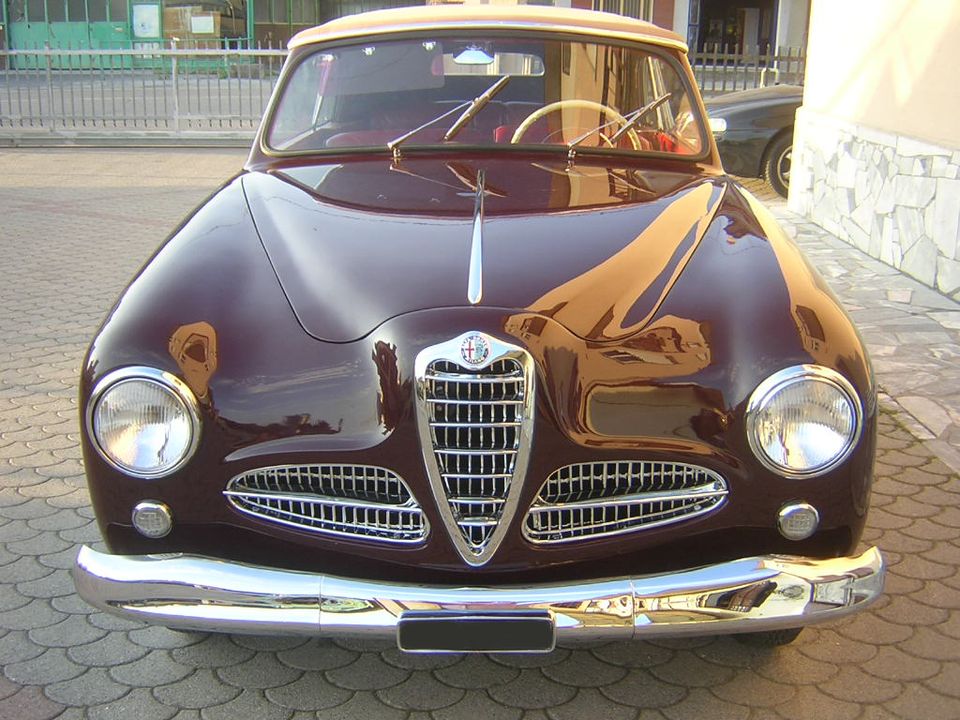 Alfa Romeo 1900 Stabilimenti Farina – the front with the hood up