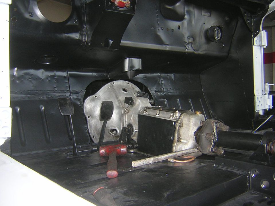 Alfa Romeo 1900 Stabilimenti Farina – gearbox and pedals on the painted floor