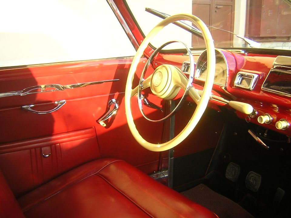 Alfa Romeo 1900 Stabilimenti Farina – the red dashboard and the ivory steering wheel