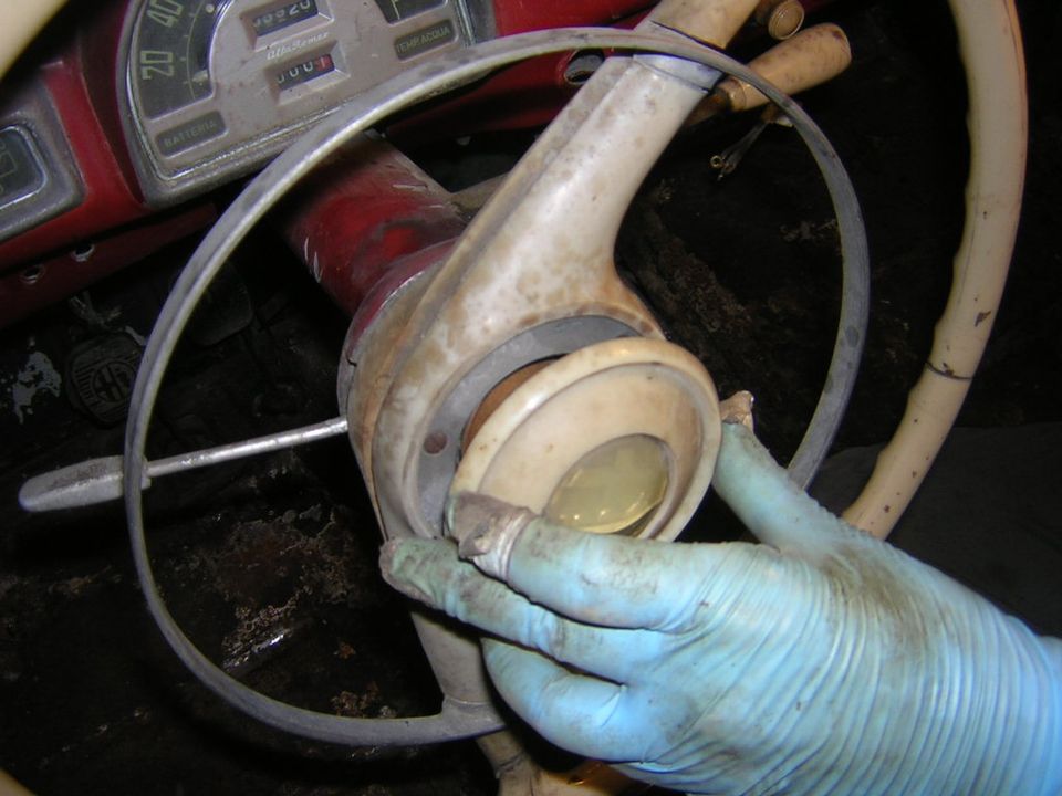 Alfa Romeo 1900 Stabilimenti Farina – removing the original steering wheel