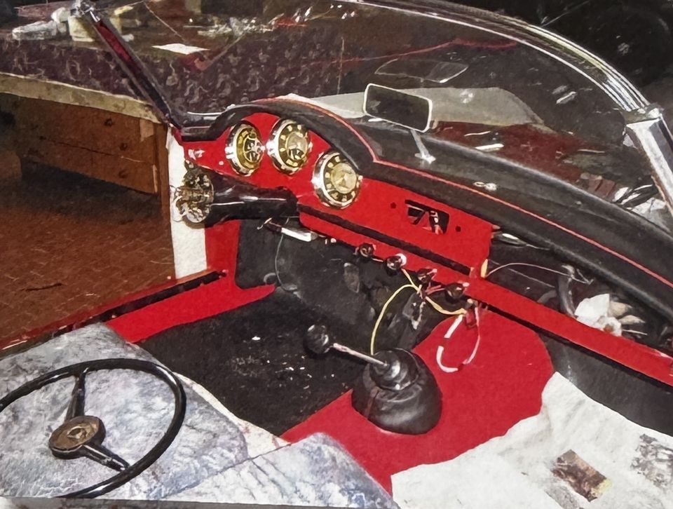 Alfa Romeo Giulietta Spider – cruscotto e moquette rossa durante il rimontaggio