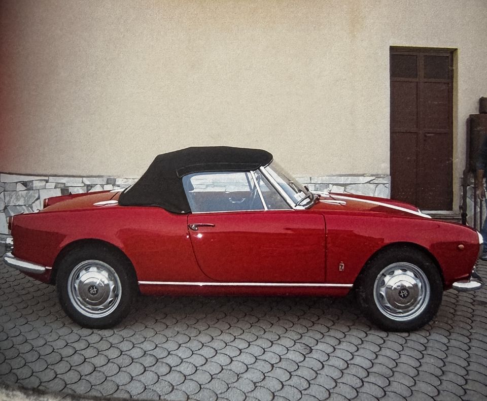 Alfa Romeo Giulietta Spider – il fianco dopo il restauro, con la capote nera