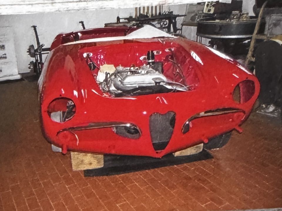 Alfa Romeo Giulietta Spider – la carrozzeria rossa durante il rimontaggio