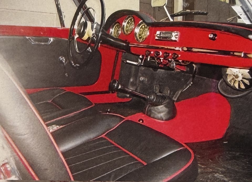 Alfa Romeo Giulietta Spider – sedili neri con profili rossi e moquette rossa