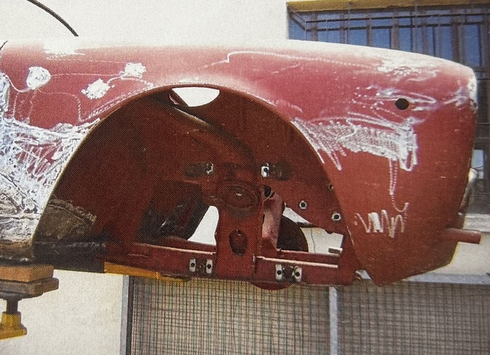 Alfa Romeo Giulietta Spider – il parafango durante la lattoneria