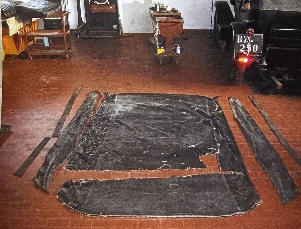 Bianchi S4 – the hood off the car, laid out on the floor