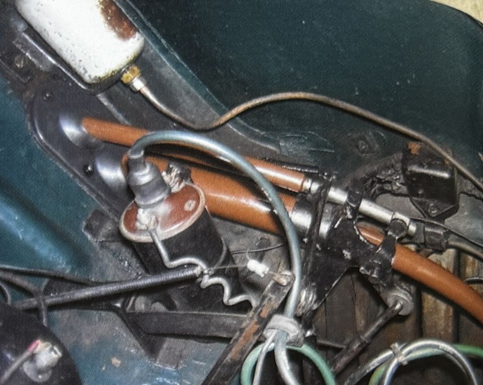 Fiat 1100 EL passo lungo – fils et bobine dans le compartiment moteur