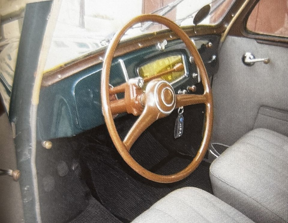 Fiat 1100 EL passo lungo – le poste de conduite avec le volant et les sièges clairs