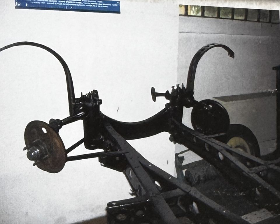 Fiat 1100 – restauro del telaio – l'avantreno rimontato sul telaio