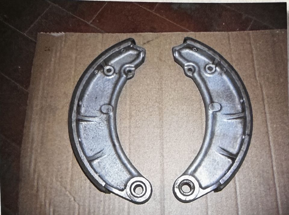 Fiat 1100 – restauro del telaio – le ganasce dei freni, pulite e controllate