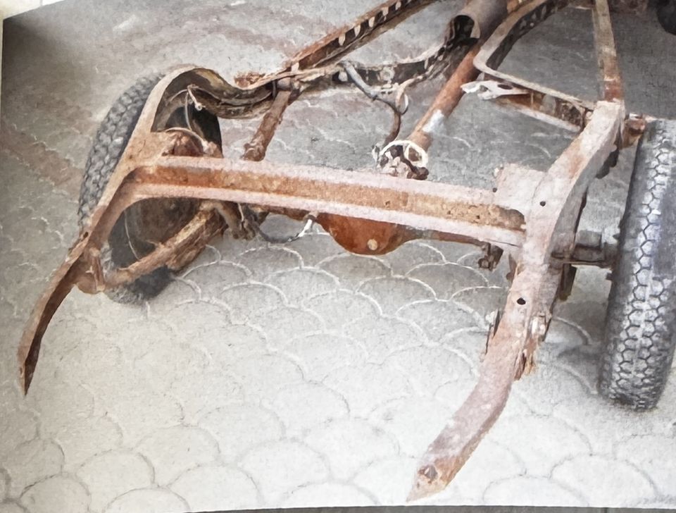 Fiat 1100 – restauro del telaio – prima: il telaio arrugginito, visto da davanti