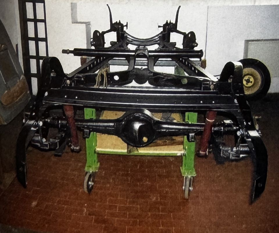 Fiat 1100 – restauro del telaio – il telaio verniciato in nero sui cavalletti