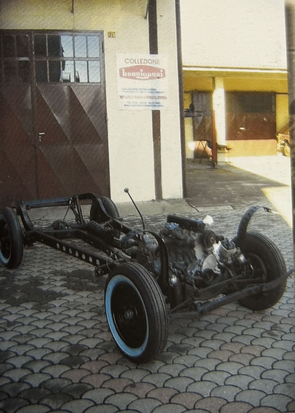 Fiat 1100 – restauro del telaio – il telaio finito davanti all'officina