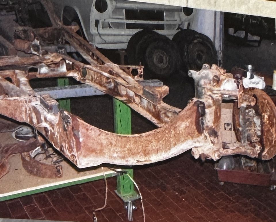 Fiat 1100 – restauro del telaio – il telaio sui cavalletti, prima della pulizia