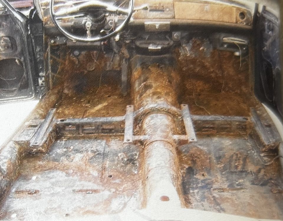 Fiat 2300 Speciale – le plancher autour du tunnel, rongé par la rouille