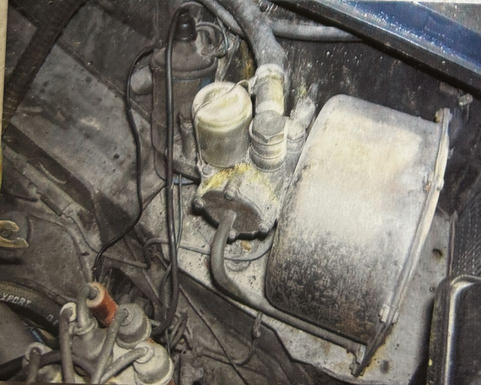 Fiat 2300 Speciale – le compartiment moteur avant le nettoyage
