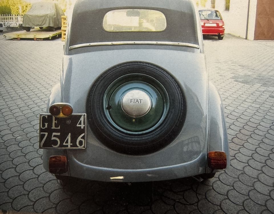 Fiat 500 A Topolino – il retro con la ruota di scorta e la targa nera