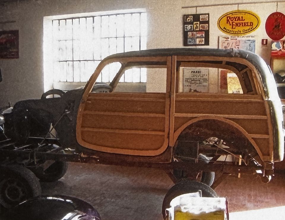 Fiat 500 C Giardiniera – la carrozzeria in legno ricostruita, di tre quarti