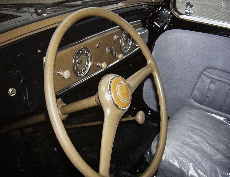 Fiat 500 C Topolino nera – il cruscotto e il volante color sabbia