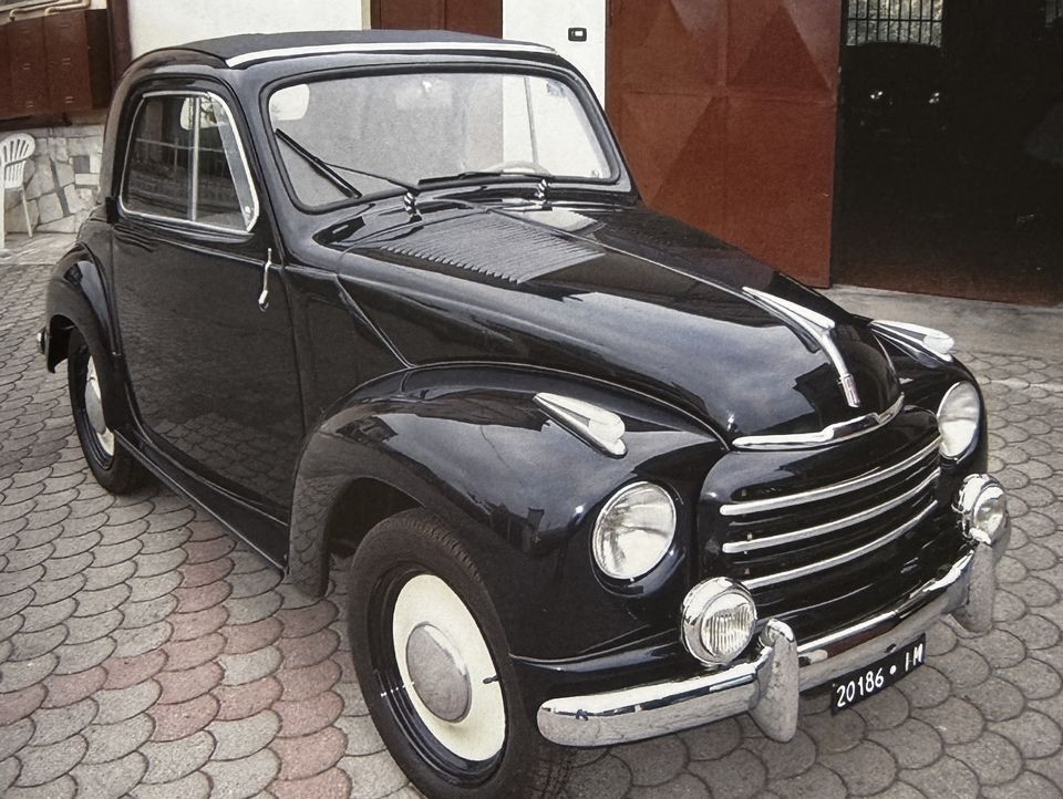 Fiat 500 C Topolino nera – il muso con la calandra cromata e la targa di Imperia
