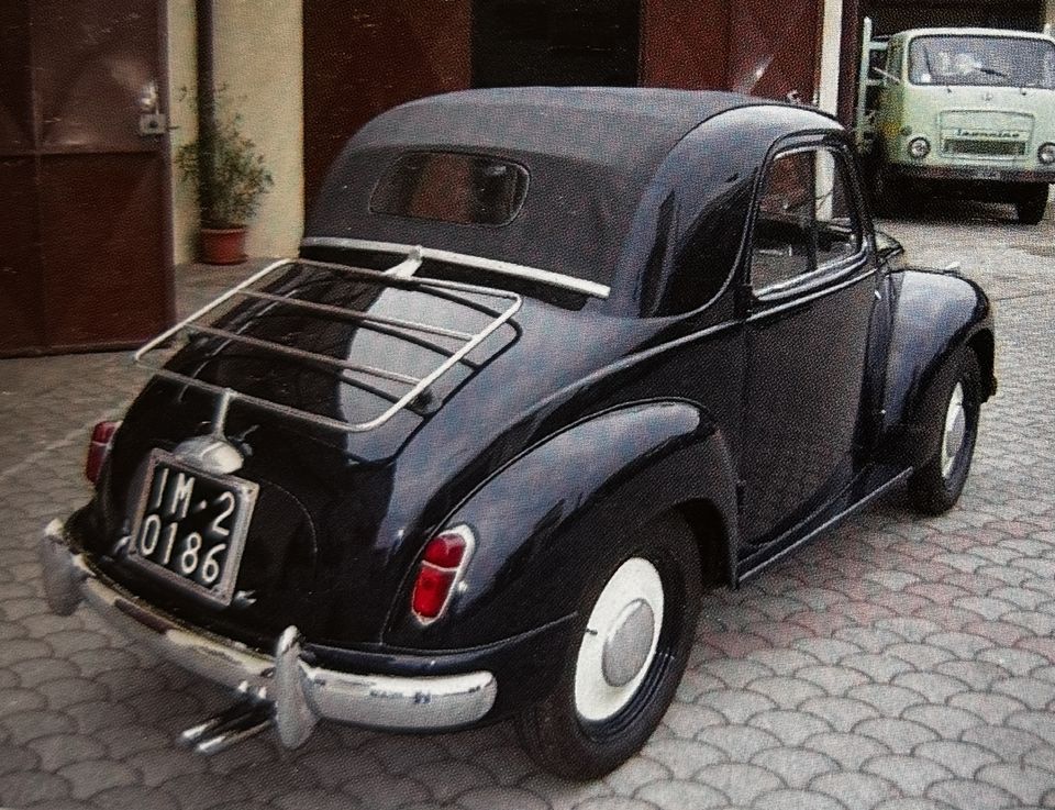 Fiat 500 C Topolino nera – il retro con il portapacchi cromato