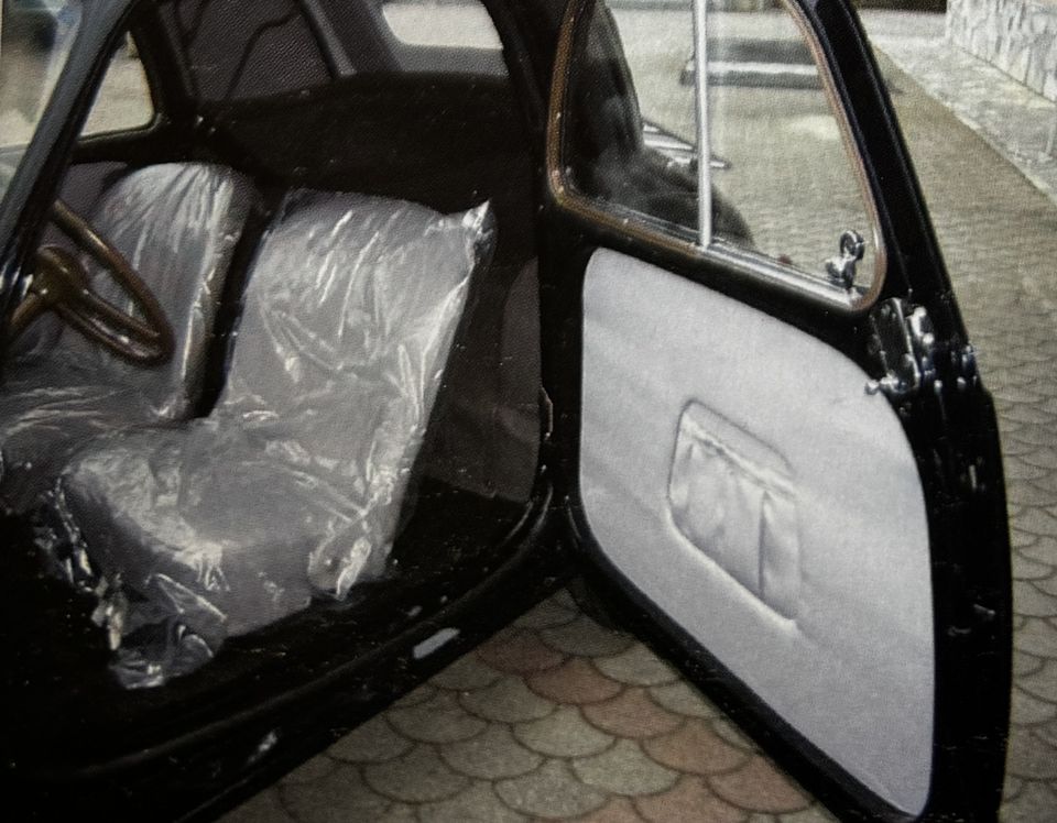 Fiat 500 C Topolino nera – la portiera aperta con il pannello grigio nuovo