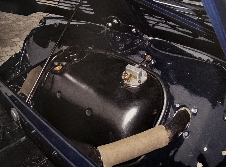 Fiat 500 C Topolino nera – la paratia del vano motore, in nero lucido
