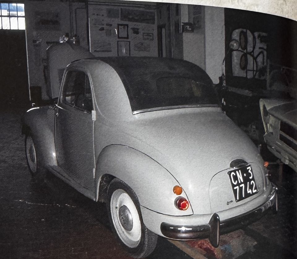 Fiat 500 C Topolino – prima: il retro con la targa di Cuneo