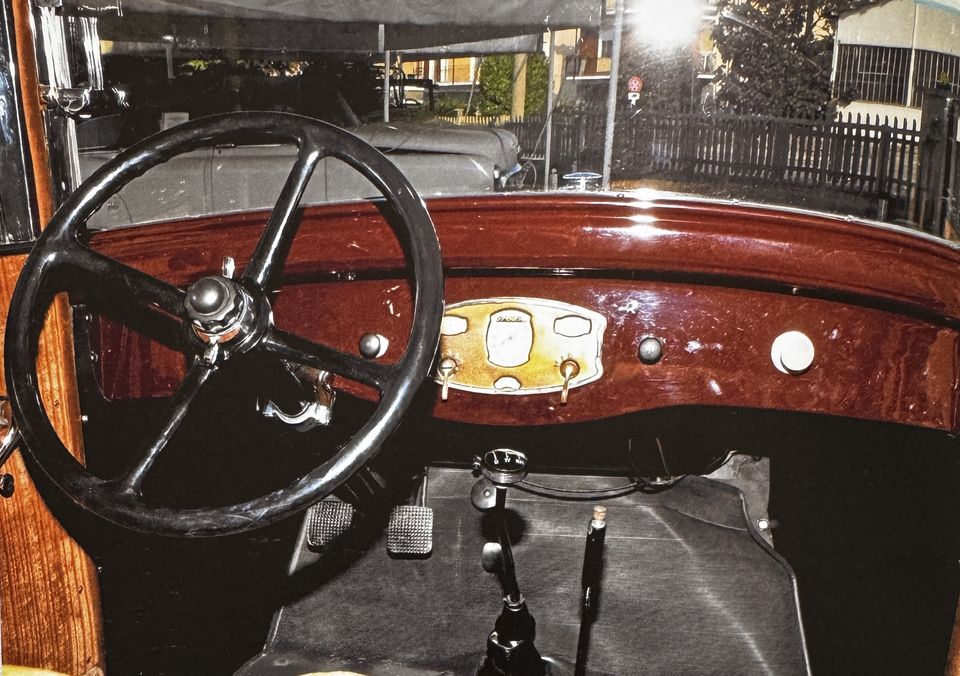 Fiat 514 berlina – der Fahrerplatz mit dem Holz-Armaturenbrett