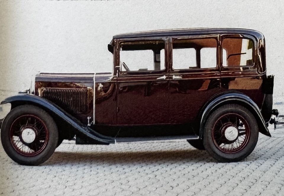 Fiat 514 berlina – die Seite: Bordeauxrot und schwarze Kotflügel