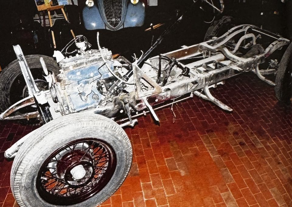 Fiat 514 berlina – Rahmen und Motor vor dem Aufsetzen der Karosserie