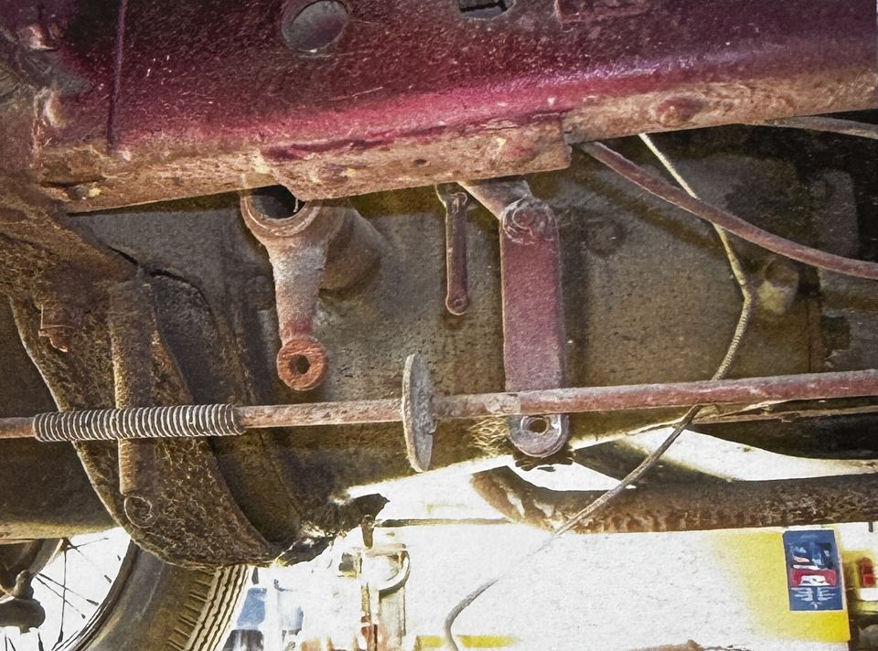 Fiat 514 berlina – vorher: Rost und alter Lack am Rahmen