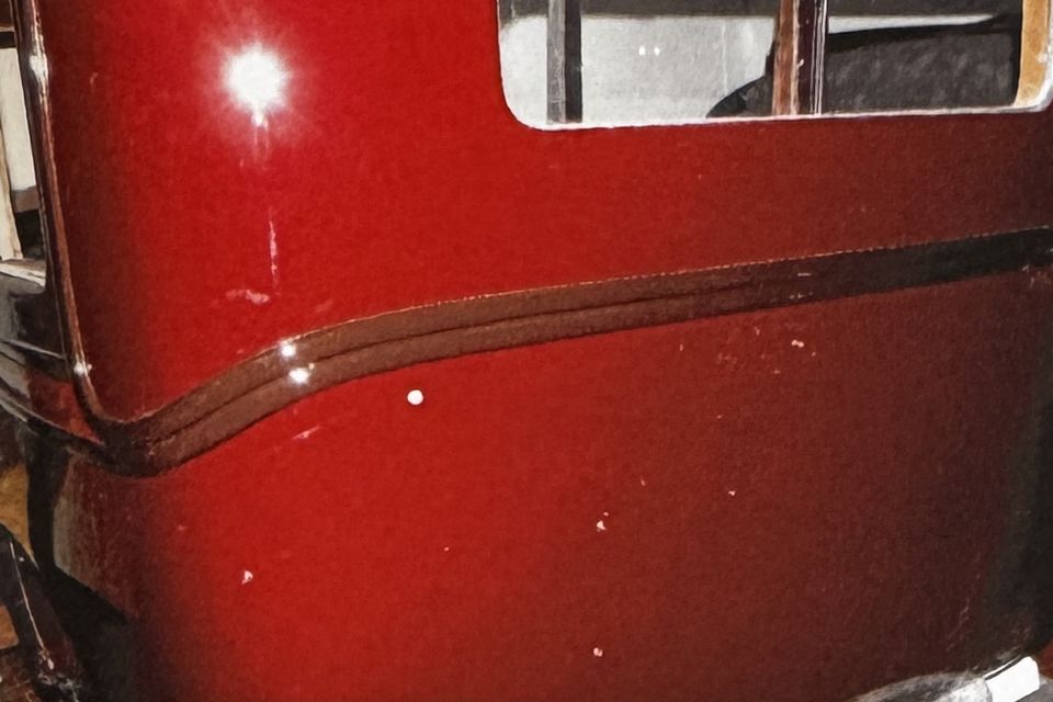 Fiat 514 berlina – das Bordeauxrot nach der Politur