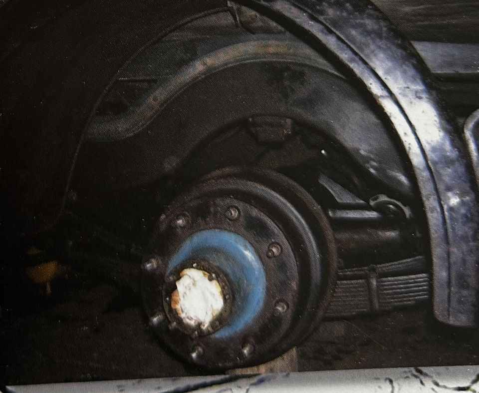 Fiat 621 autocarro – le moyeu de la roue sous l'aile noire