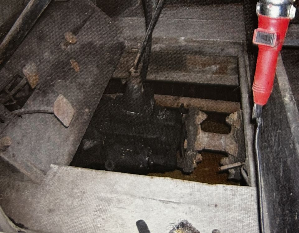 Fiat 621 autocarro – le plancher de la cabine ouvert au-dessus de la boîte