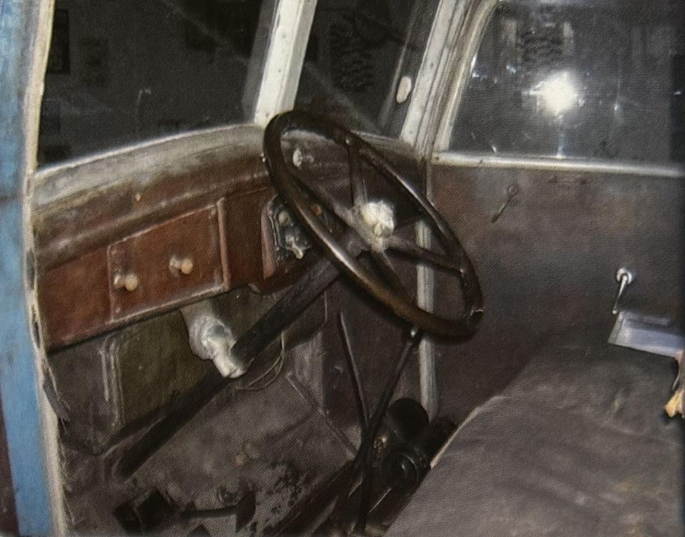 Fiat 621 autocarro – le poste de conduite avec la planche de bord en bois