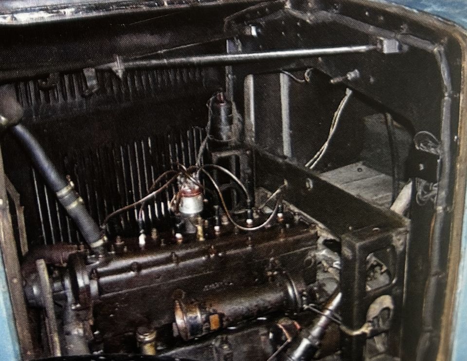 Fiat 621 autocarro – le compartiment moteur pendant les travaux