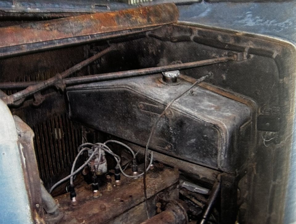 Fiat 621 autocarro – le compartiment moteur avant : poussière, rouille et fils détachés
