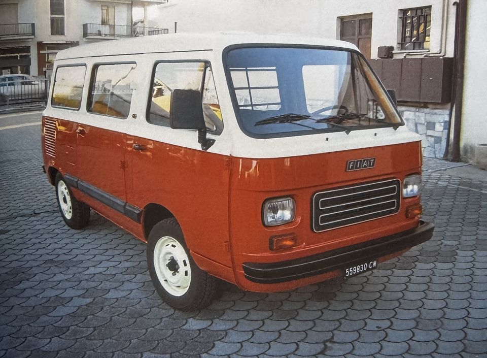 Fiat 900 E – die Front nach der Restaurierung, zweifarbig rot und weiss