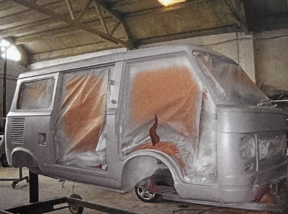 Fiat 900 E – die ganze Karosserie grundiert, bereit für den Lack