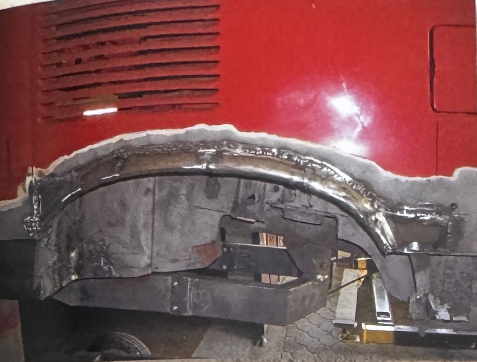 Fiat 900 E – Schweissarbeiten unter dem Kühlergrill