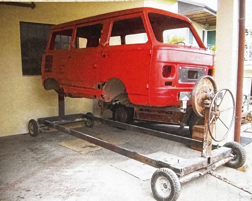 Fiat 900 E – die zerlegte Karosserie auf dem Drehgestell