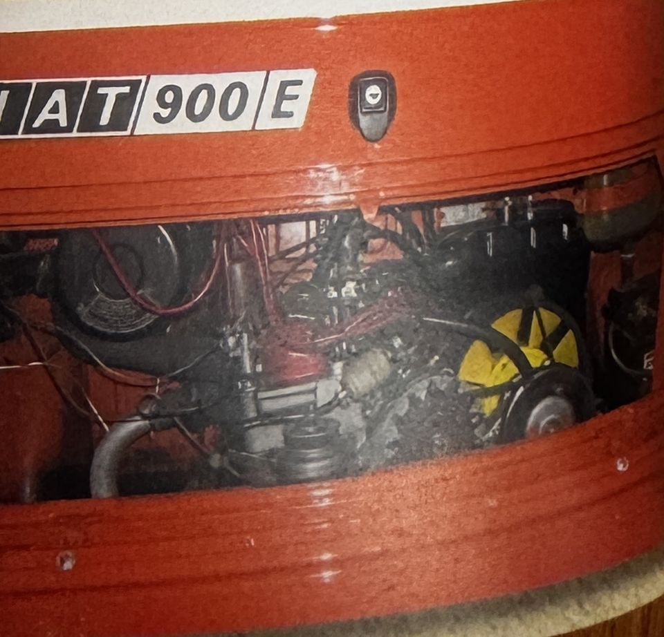 Fiat 900 E – der Motorraum mit dem originalen Schriftzug 900 E