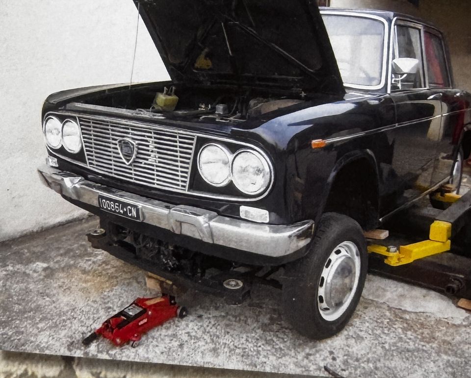 Lancia Fulvia berlina – all'arrivo, con il cofano aperto