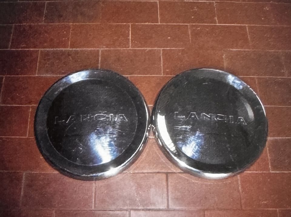 Lancia Fulvia berlina – le coppe ruota lucidate, con la scritta Lancia