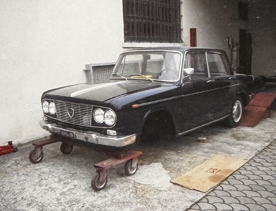 Lancia Fulvia berlina – l'auto sui carrelli, pronta per calare il motore