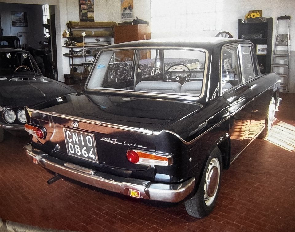 Lancia Fulvia berlina – il retro con la targa nera di Cuneo
