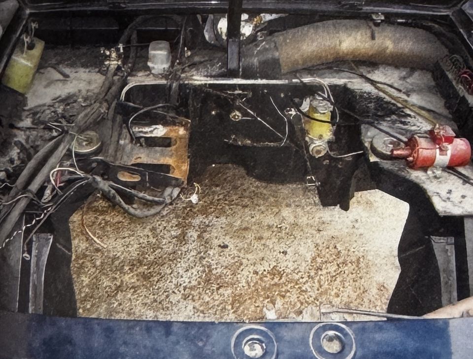 Lancia Fulvia berlina – il vano motore vuoto, prima della pulizia