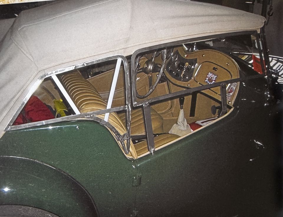MG TD – der beige Stoff über die Spriegel gespannt